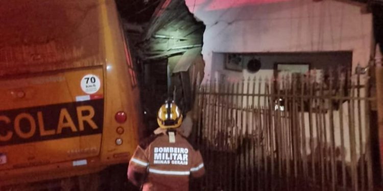 Bombeiros de Conselheiro Lafaiete socorrem vítima encarcerada em micro-ônibus