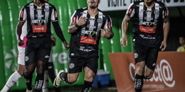Athletic goleia Ferroviária e assume liderança do Grupo B na Série C