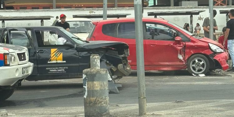 Colisão entre veículos é registrada na Avenida Presidente Tancredo Neves