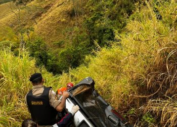 Bombeiros e SAMU socorrem 2 vítimas em acidente na Serra de Santa Bárbara do Tugúrio