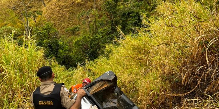 Bombeiros e SAMU socorrem 2 vítimas em acidente na Serra de Santa Bárbara do Tugúrio