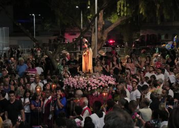 Igreja festeja santa das rosas no primeiro dia de outubro