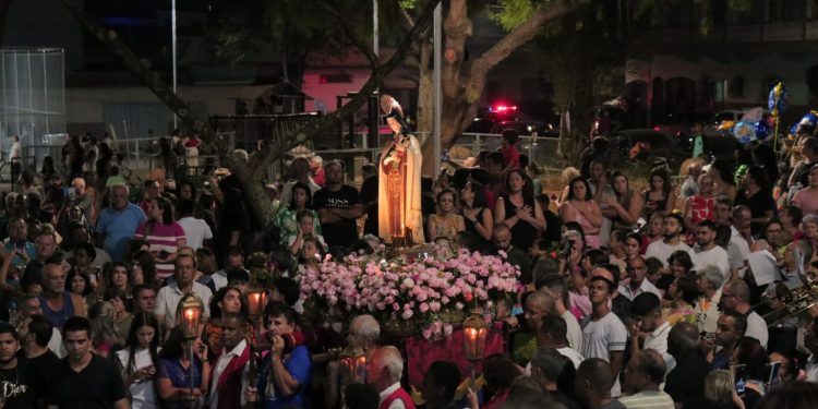 Igreja festeja santa das rosas no primeiro dia de outubro