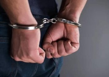 Jovem é preso por porte ilegal de arma em baile funk no Bairro Águas Férreas