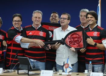 Flamengo recebe posse de terreno para novo estádio