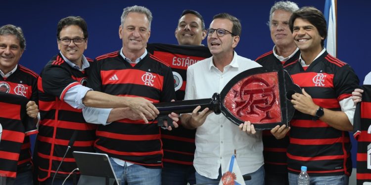 Flamengo recebe posse de terreno para novo estádio