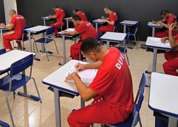Treze mil detentos e 164 adolescentes participam de exame nacional de certificação de ensino