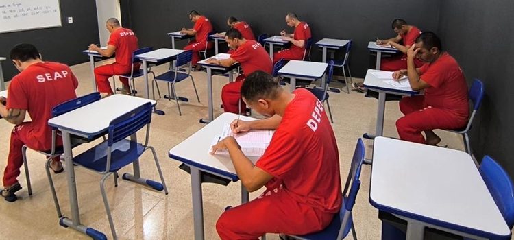 Treze mil detentos e 164 adolescentes participam de exame nacional de certificação de ensino