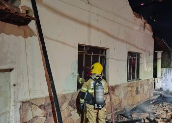 Bombeiros combatem incêndio em residência no Município de Ressaquinha