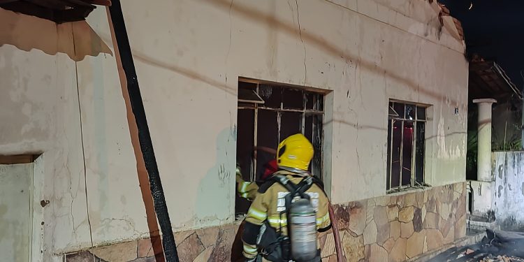 Bombeiros combatem incêndio em residência no Município de Ressaquinha
