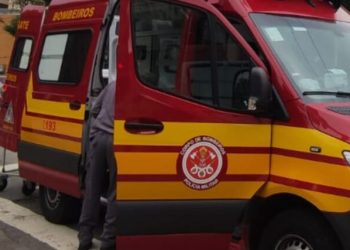 Bombeiros e SAMU atendem acidente de caminhonete na Vila Belizário em São João del-Rei