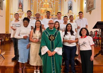 Missa marca a primeira Eucaristia de 12 adultos em Lagoa Dourada
