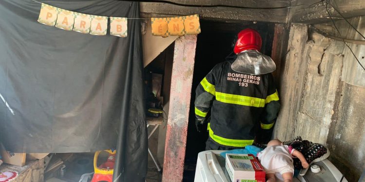 Incêndio em residência mobiliza bombeiros em São João del-Rei