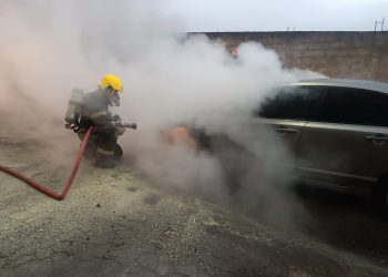 Bombeiros combatem incêndio em veículo no bairro Paulo VI