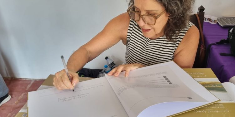 Alzira Agostini Haddad lança livro SER NOBRE É TER IDENTIDADE
