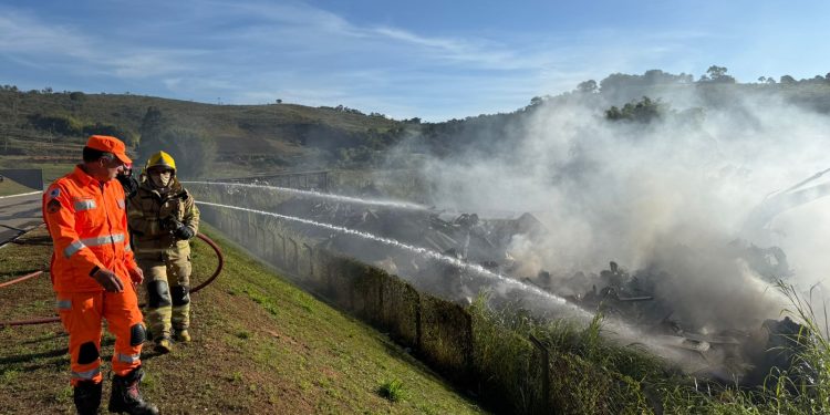 🔥 Incêndio de grandes proporções mobiliza bombeiros, brigada e escavadeira em Conselheiro Lafaiete