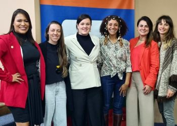 Maioria na população, minoria na política: Onde estão as mulheres nas câmaras municipais?