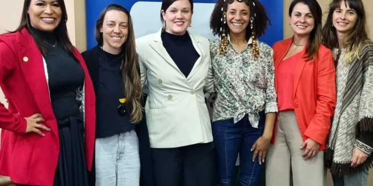 Maioria na população, minoria na política: Onde estão as mulheres nas câmaras municipais?
