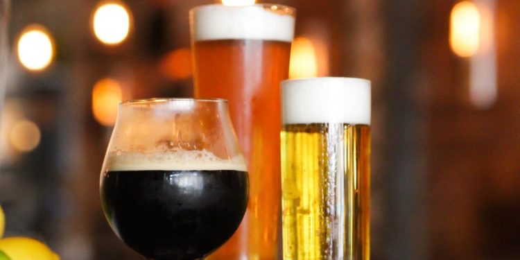 Indústria cervejeira brasileira cresce em 2025 com recorde de exportações e alta na produção sem álcool