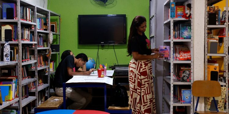 Iniciativas públicas e comunitárias aproximam brasileiros dos livros