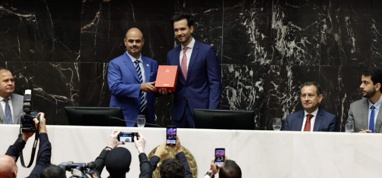 Mateus Simões é empossado governador e reforça projeto de desenvolvimento de Minas Gerais