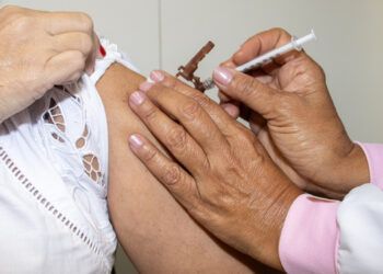 Minas Gerais inicia vacinação contra dengue para profissionais de saúde