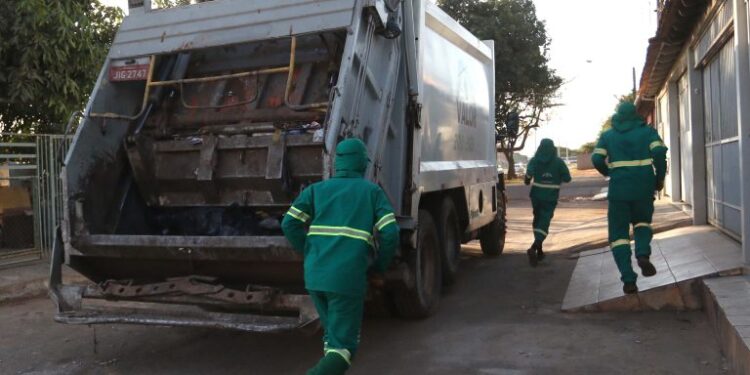Câmara aprova e envia ao Senado projeto que estabelece piso salarial de R$ 3 mil para garis