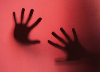 Entenda o que é vicaricídio; projeto de lei endurece pena para o crime