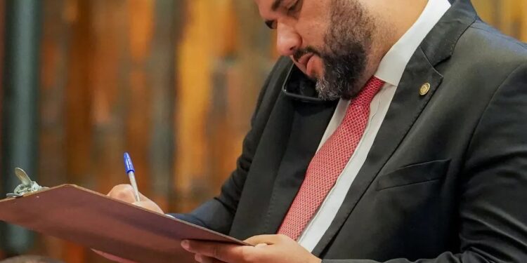 PF encontra mensagens de violência em celular de deputado preso no RJ