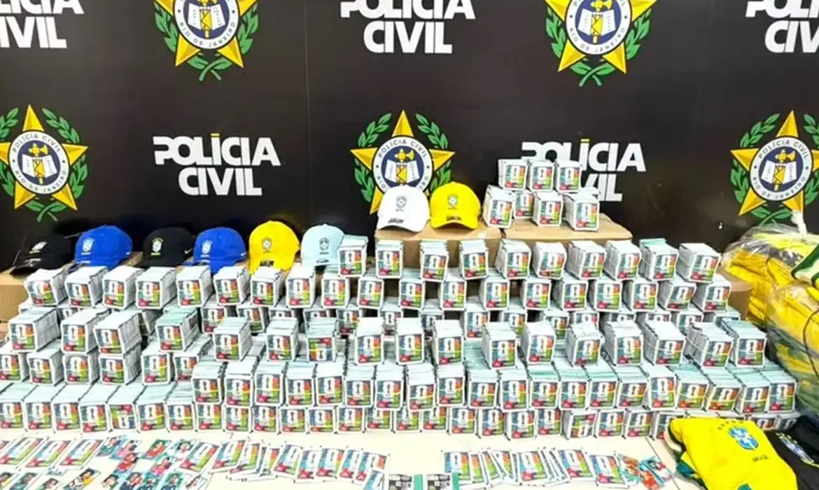 Polícia apreende mais de 200 mil figurinhas falsificadas da Copa