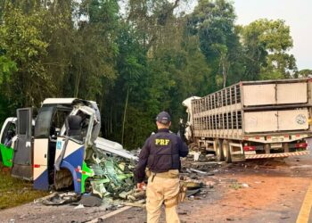 Acidente entre ônibus e caminhão mata 23 pessoas em estrada no Paraná