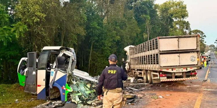Acidente entre ônibus e caminhão mata 23 pessoas em estrada no Paraná