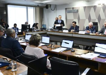 CCJ do Senado aprova PEC que acaba com jornada 6×1