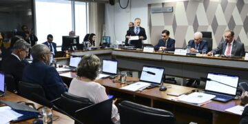 CCJ do Senado aprova PEC que acaba com jornada 6×1